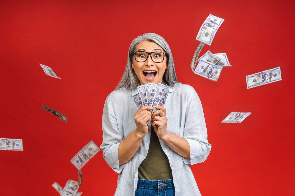 Boomer lady with money - tips for boomers