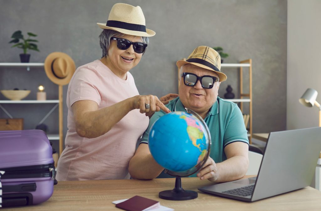two retirees deciding where to travel to retire overseas