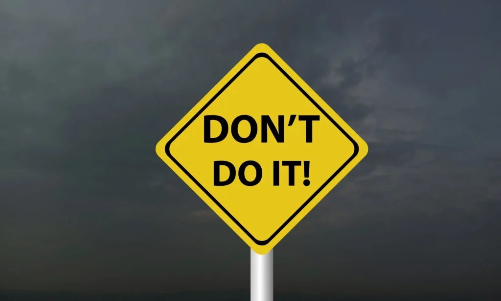 Yellow sign saying "don't do it!" This is for an article about annuity mistakes that seniors shouldn't make.