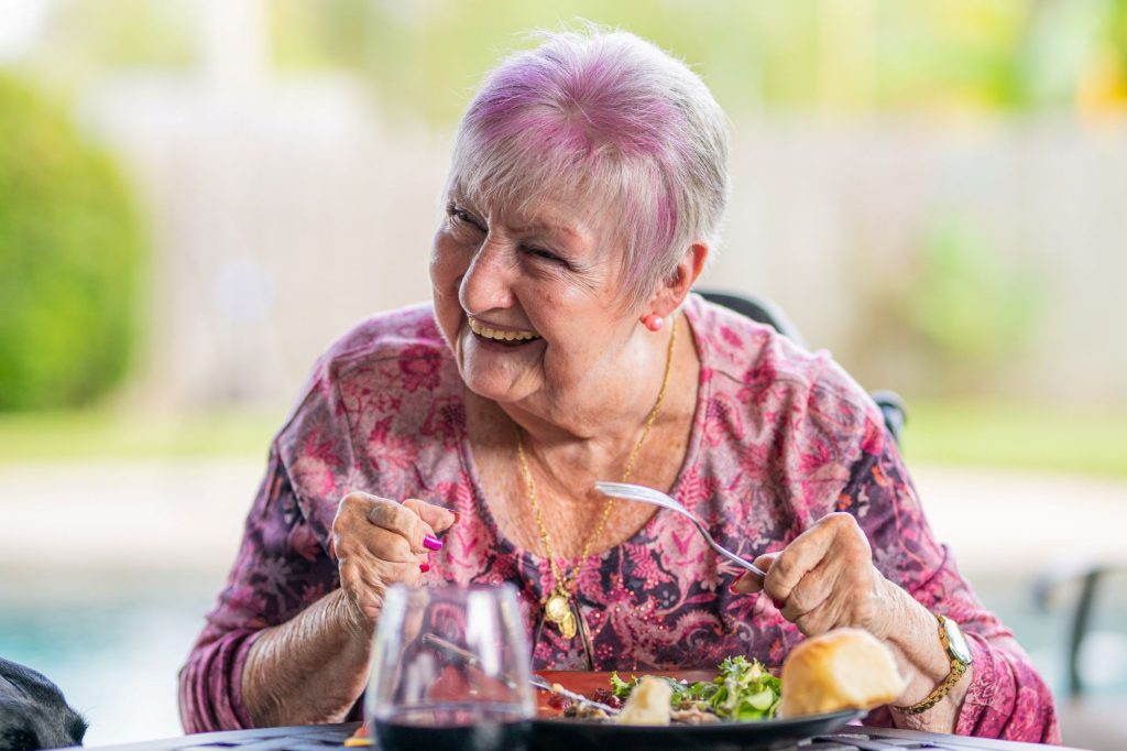 lady with pink hair eating