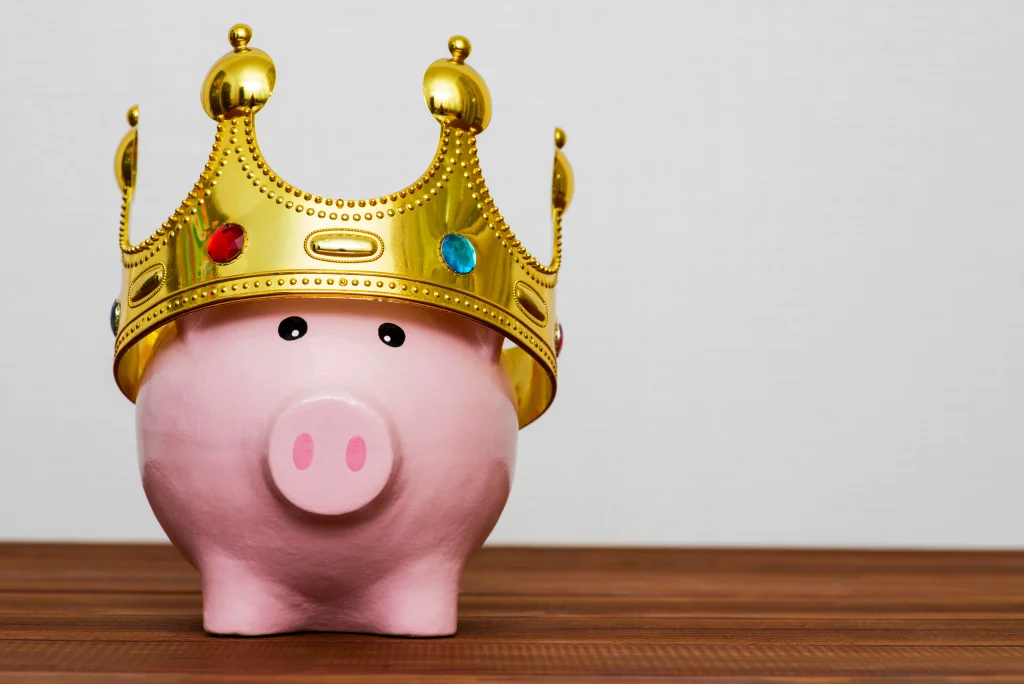 piggy bank wearing a crown, symbolizing winning at finances