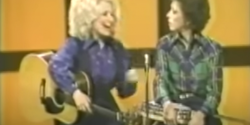 Dolly Parton and Carol Burnett Perform 'No One Picks Like a Nashville Picker Picks'