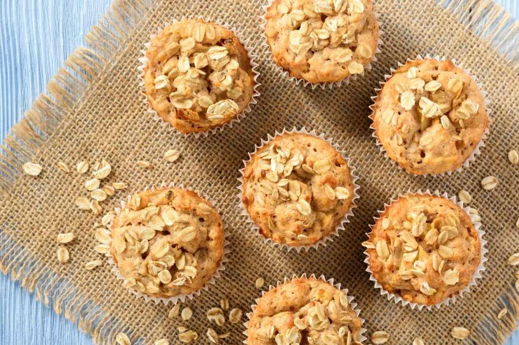 Oat muffins with apples and cinnamon