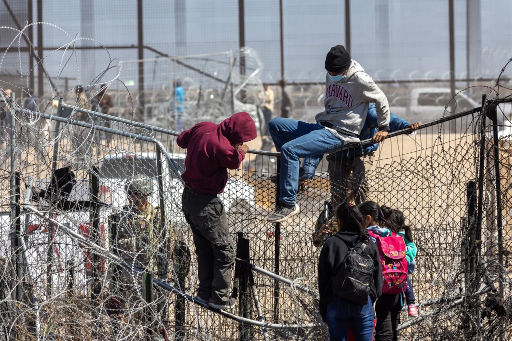 Juárez, Chih., Mex., 03-21-24. Hundreds of migrants attempt to cross the US-Mexico border, while the TX National Guard works to prevent irregular crossings