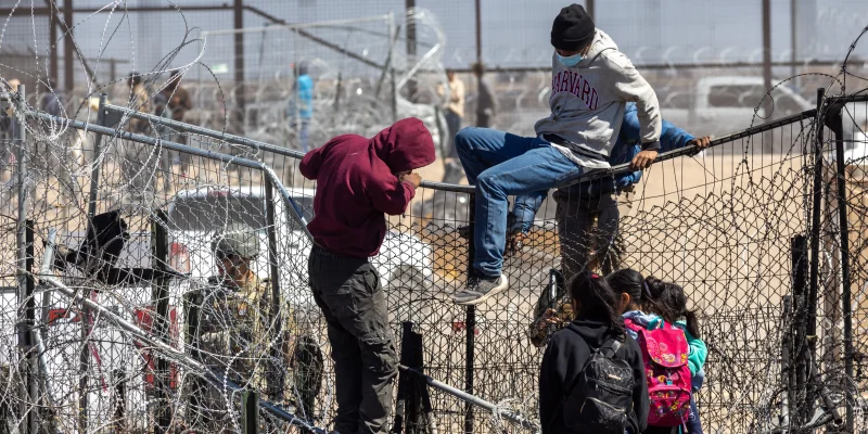 Juárez, Chih., Mex., 03-21-24. Hundreds of migrants attempt to cross the US-Mexico border, while the TX National Guard works to prevent irregular crossings