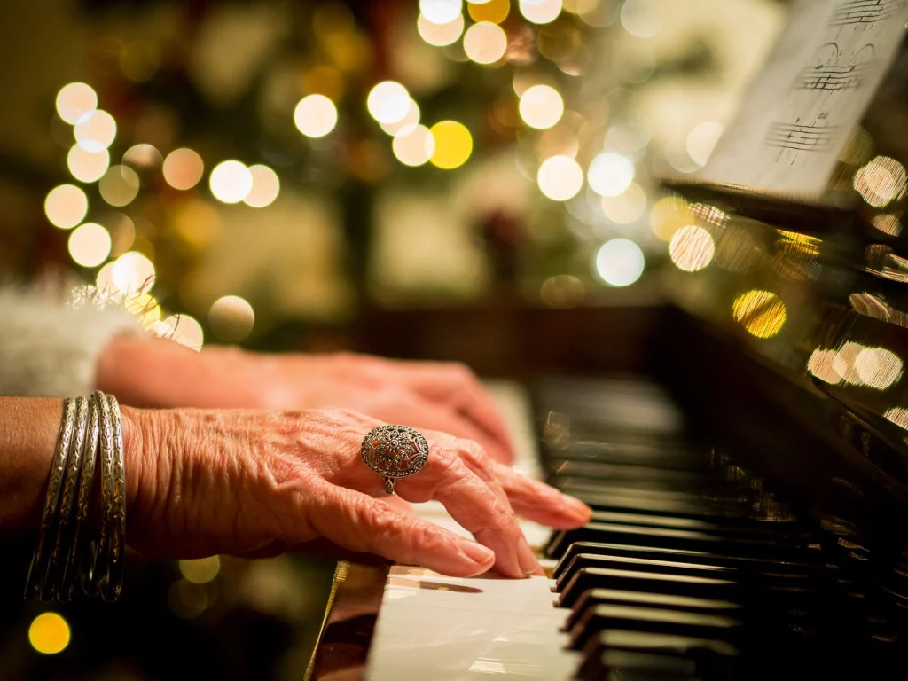 older hands playing piano