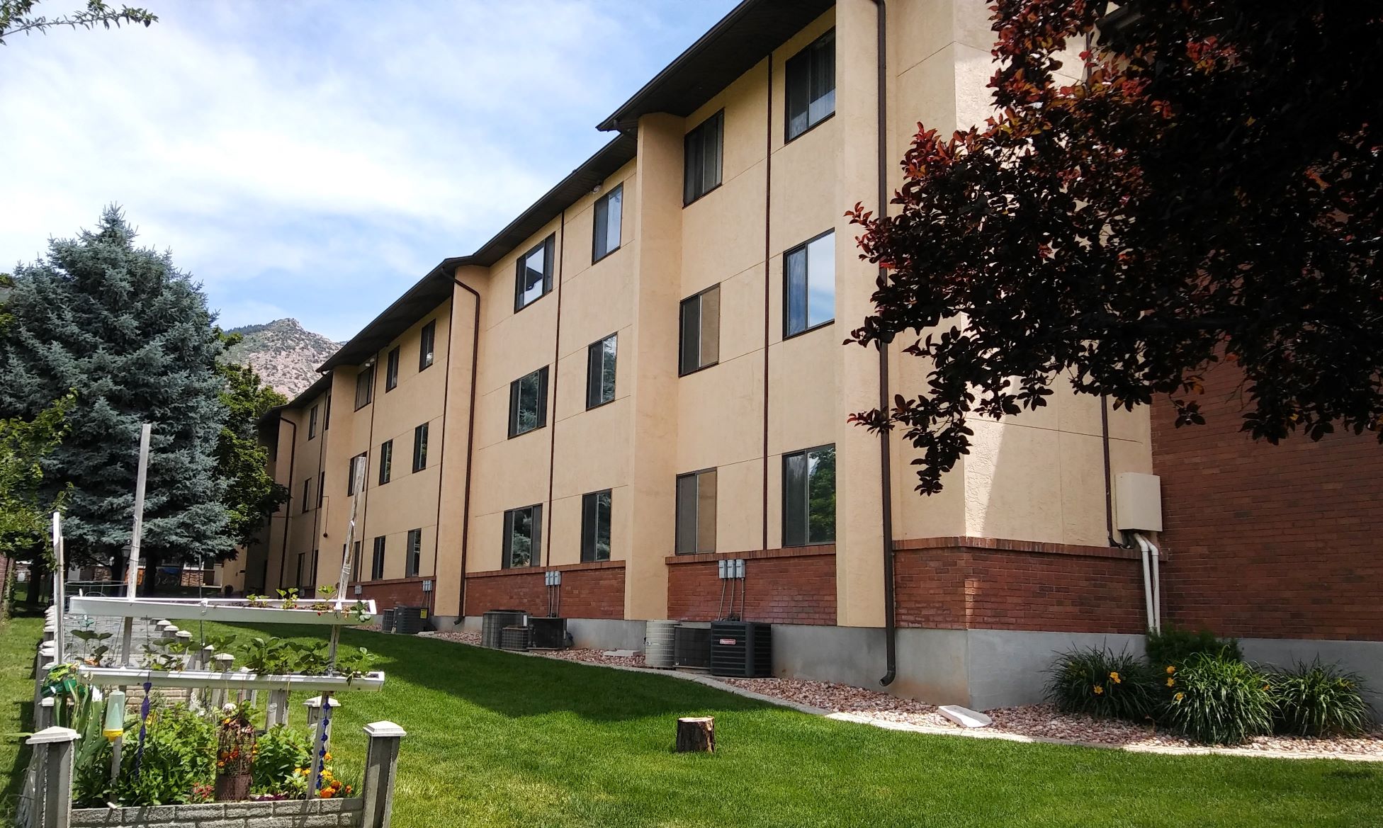 Golden Links Exterior3