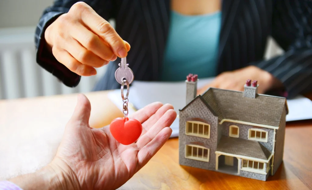 handing keys over key fob heart