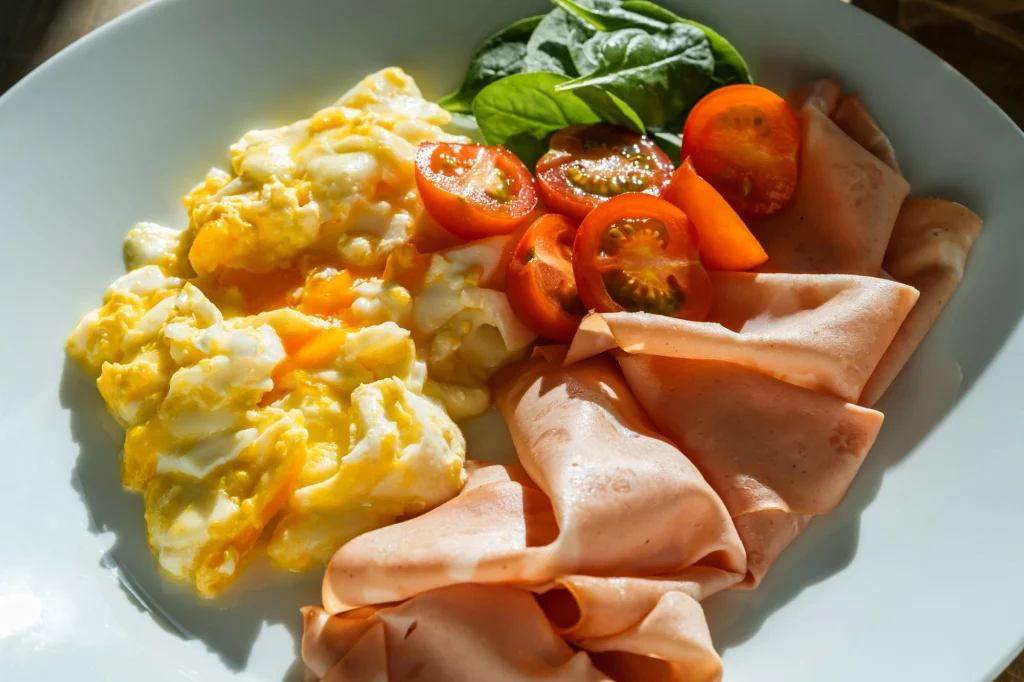 eggs ham spinach plate breakfast
